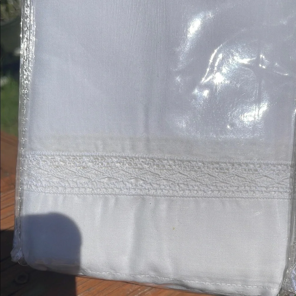 HomeTrends Twin Crochet Lace Bedskirt - Picture 4 of 4